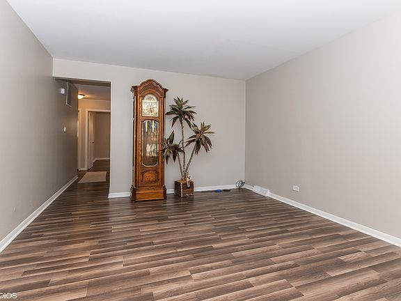 4th image of 7827 Leclaire Ave