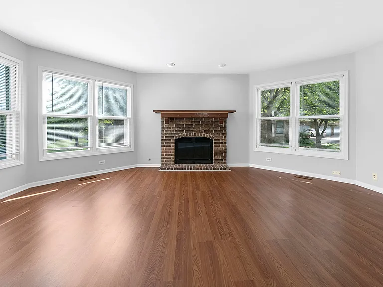 98 Willow Pkwy #98 — Photo 2