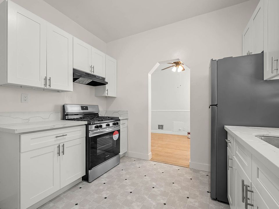Kitchen. - It includes Stainless Steel Fridge and Stove. - Smoke Extractor.