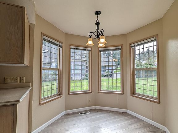 Breakfast nook w/bay windows