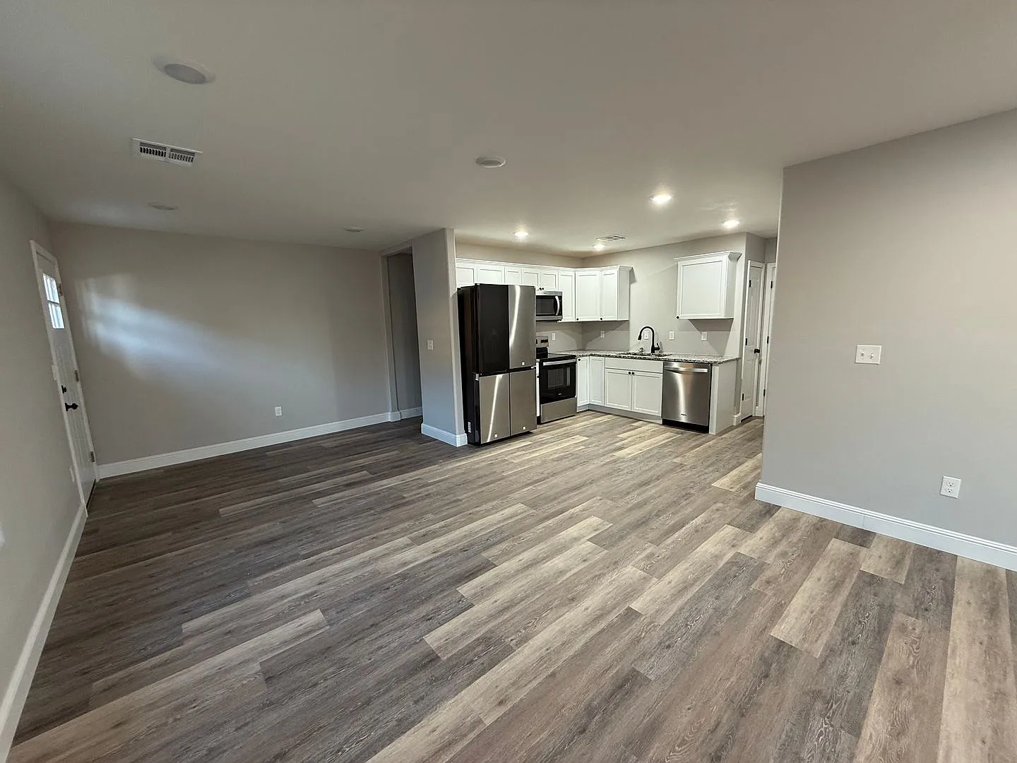 Coming Soon:: Brand New Build: 3 Bedroom/ 2 Bathroom House In Carterville Mo With 2 Car Garage — Photo 4