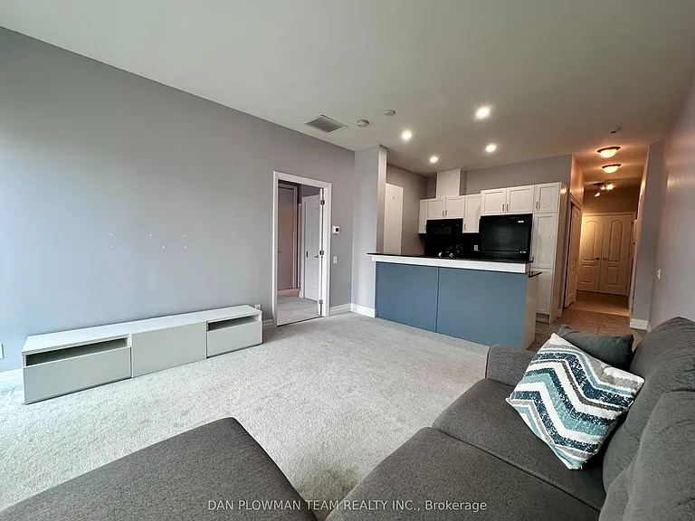 44 Bond St W #607 — Photo 16