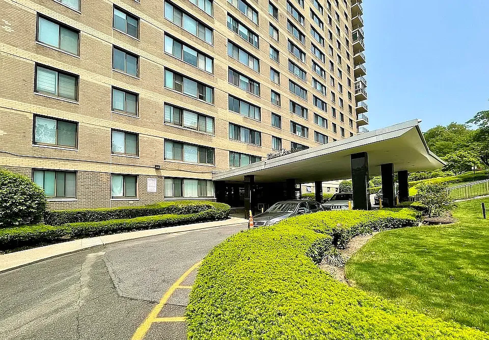3671 Hudson Manor Ter #1M
