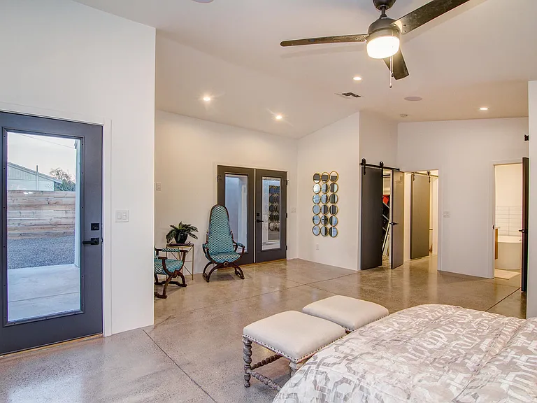 1022 E Indianola Ave — Photo 12