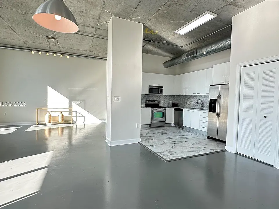2100 Van Buren St #522