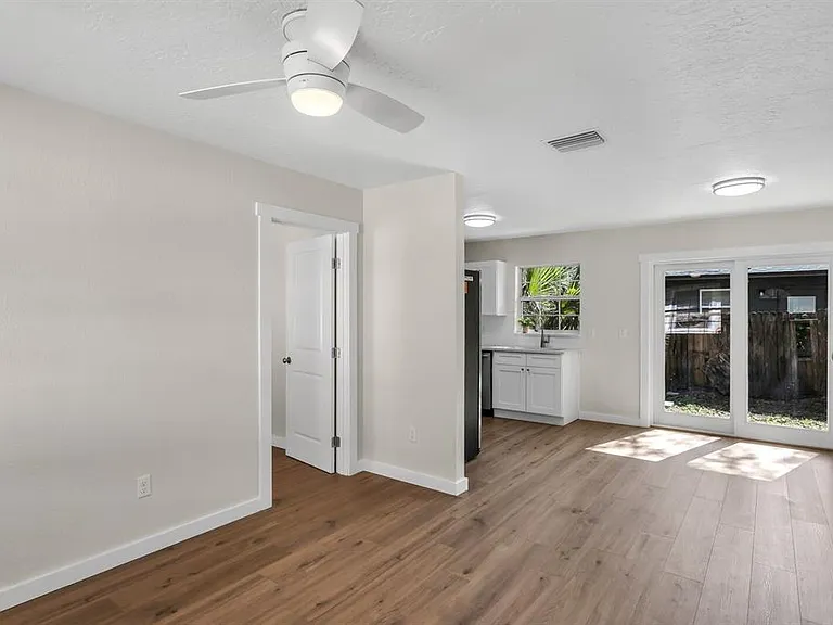 14717 Sunset St — Photo 7