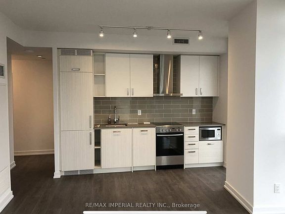 5th image of 125 Redpath Ave #914