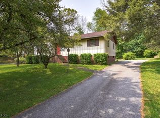 901 Meadowbrook Rd, Newton, NJ 07860