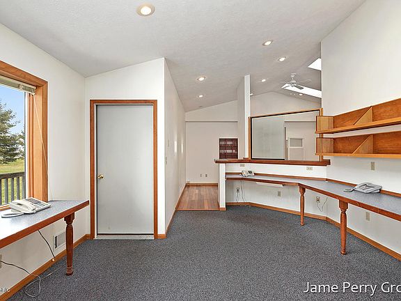 4th image of 123 E Linden St