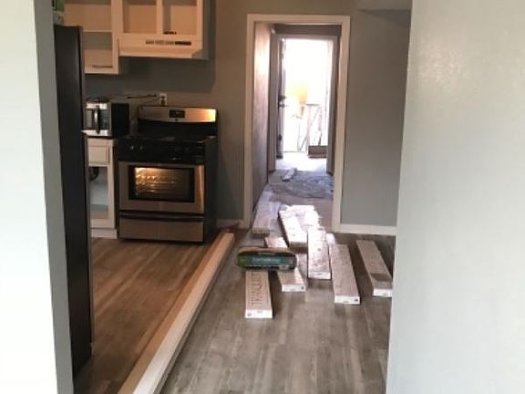 3rd image of 965 1/2 W 42nd Pl