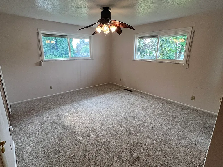 421 W 100 N — Photo 32