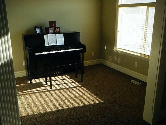 Front room area off entryway