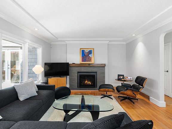 3rd image of 956 Belvista Cres