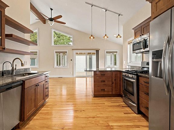 3rd image of 218 W Hunt AVENUE