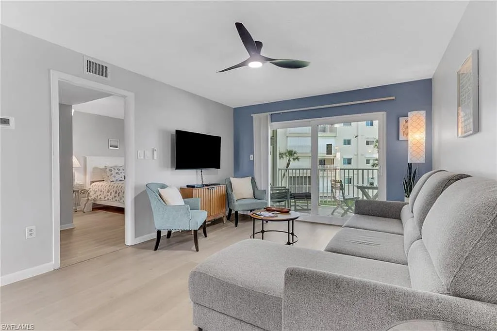 2 bed, 2.0 bath, 930 sqft, $5,600 — Photo 2