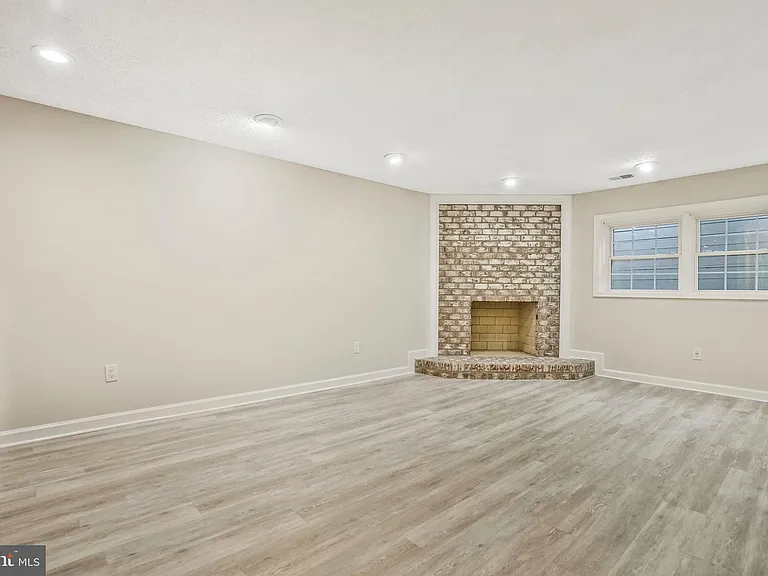 6366 Brampton Ct — Photo 15