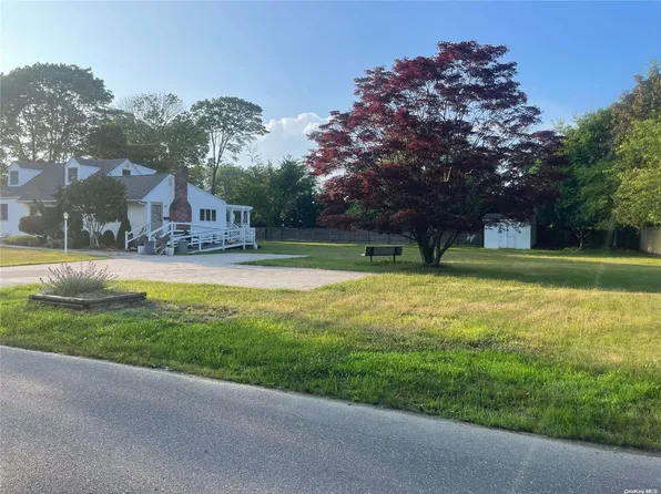 15 Bowditch Lane, Center Moriches, NY 11934