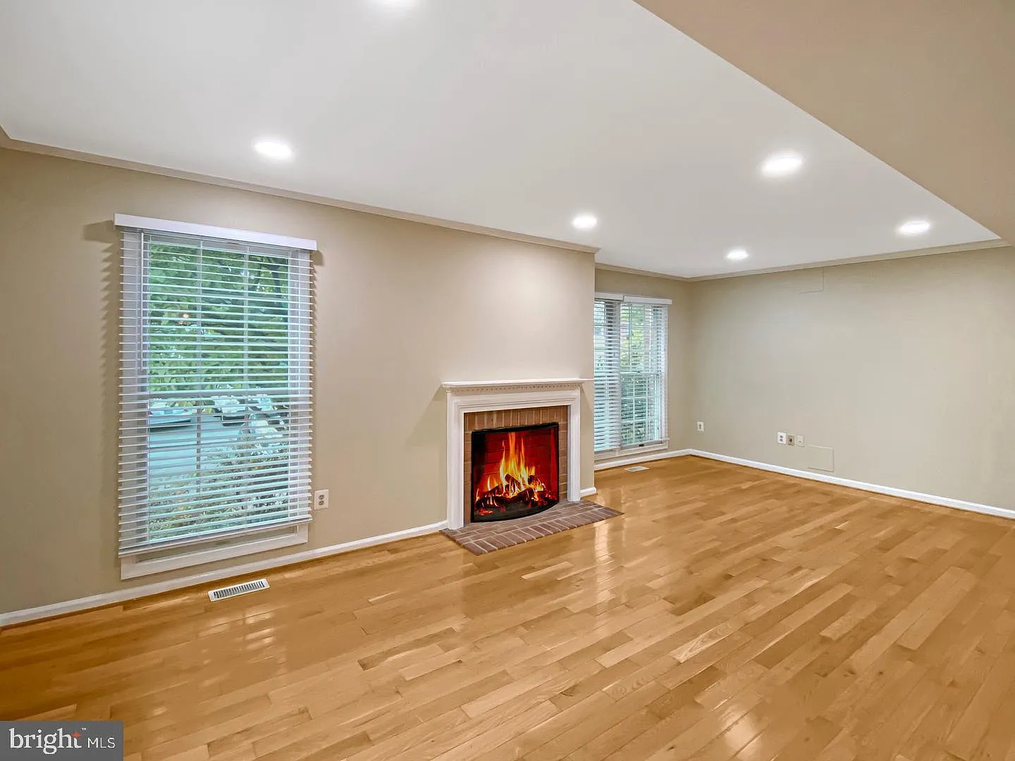 3 bed, 4.0 bath, 2254 sqft, $3,150 — Photo 3
