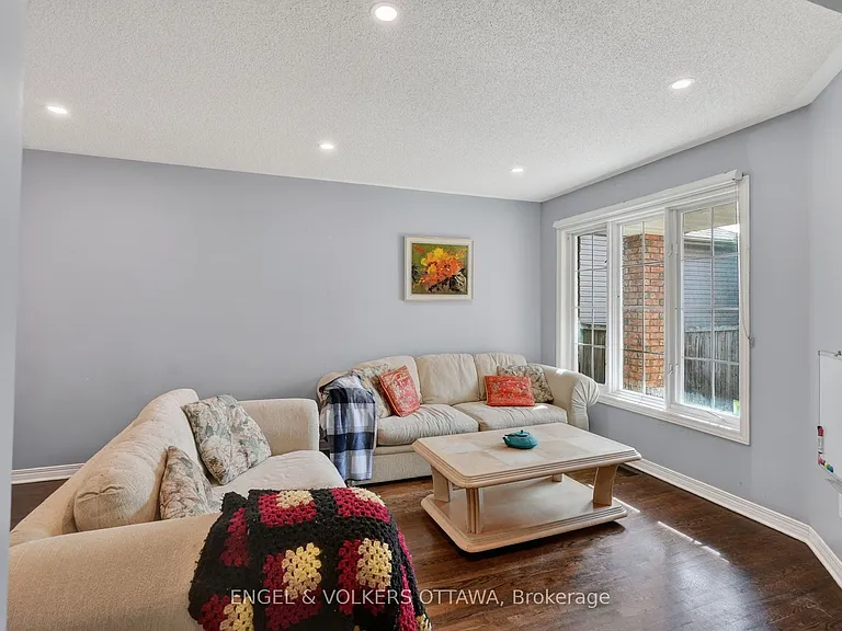 1033 Como Cres — Photo 4