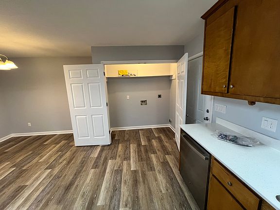 There is a washer and dryer hookup in here. You will need to provide your own.