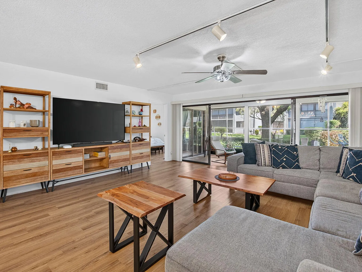 2 bed, 2.0 bath, 1280 sqft, $4,100 — Photo 1