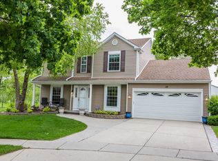 12 McKinley Ln, Streamwood, IL