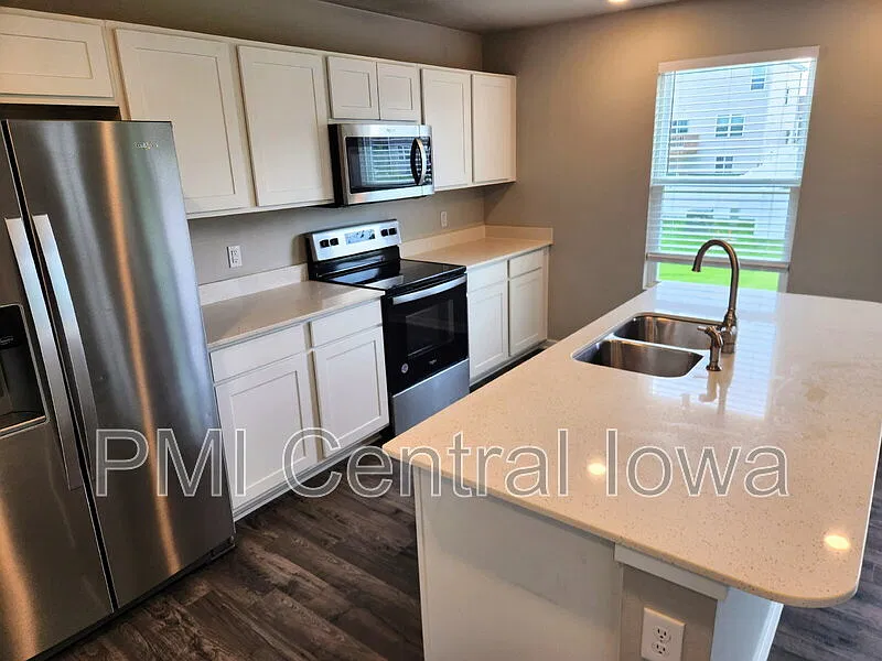 5 bed, 3.5 bath, 2110 sqft, $2,600 — Photo 4