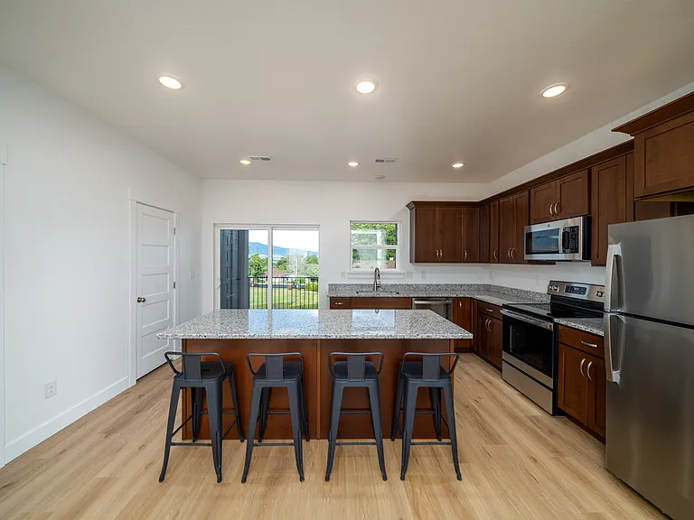626 E 800 N — Photo 1