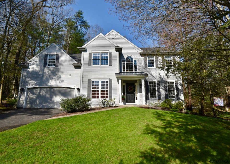 1st image of 18 Cobble Hill Dr