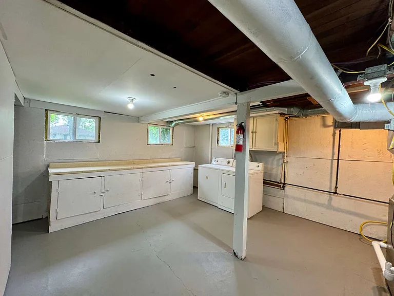 1027 Bergen Ave — Photo 8