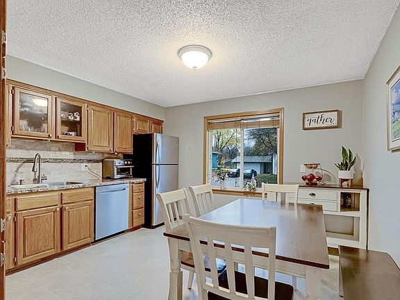 4th image of 1749 Cochrane Ave
