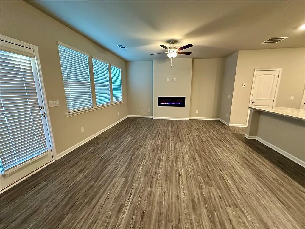 3 bed, 2.5 bath, 1800 sqft, $2,250 — Photo 2