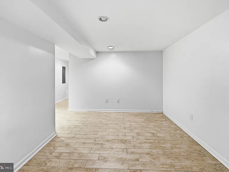2302 Mount Royal Ter — Photo 25