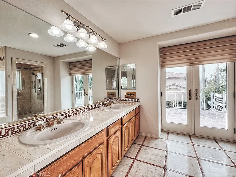 289 S Owens Dr — Photo 20