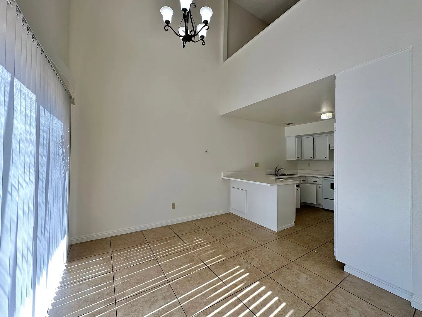 Spacious 3 bedroom plus bonus room in Paradise Hills! — Photo 4
