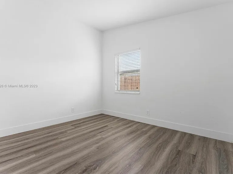 1009 SW 22nd Ter — Photo 6