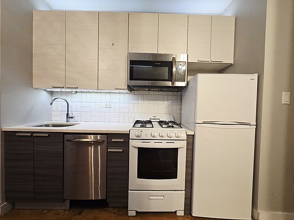 3rd image of 334 Chauncey St APT 2C