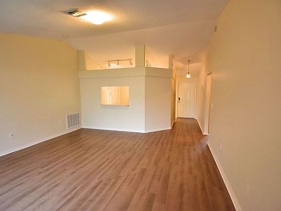 3rd image of 1570 Meadows Pond Dr