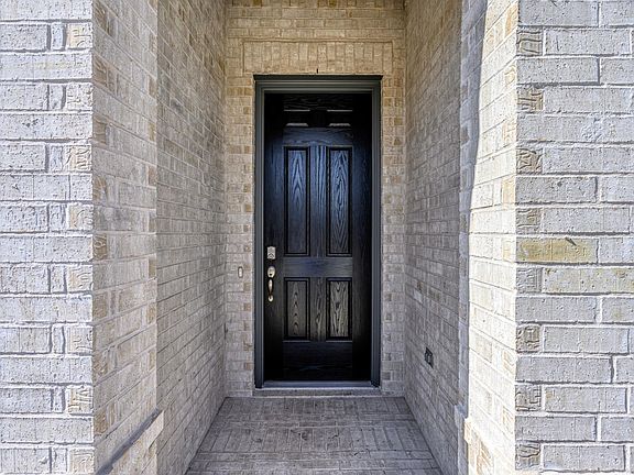 3rd image of 501 Amenduni Ln