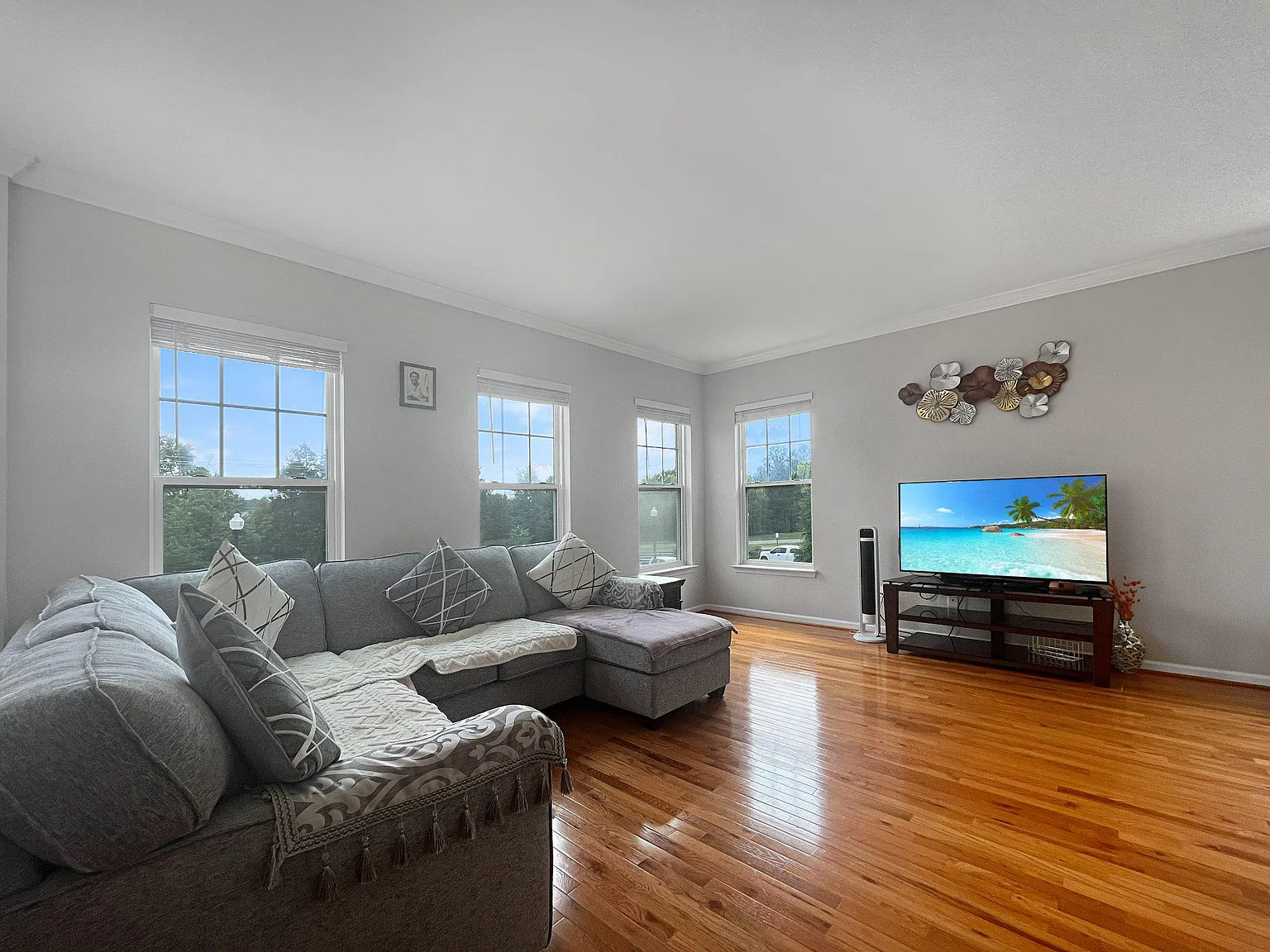 3 bed, 3.5 bath, 2320 sqft, $3,400 — Photo 4