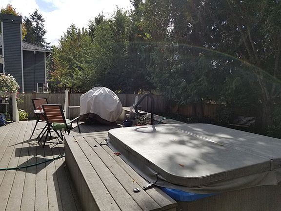 4th image of 911 224th Ave NE