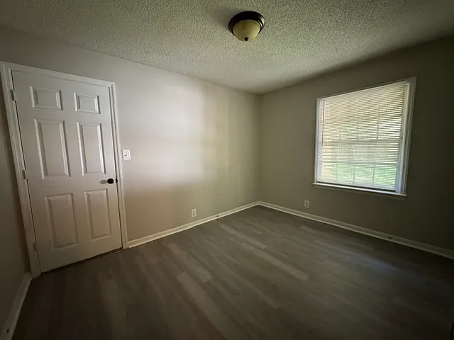 2534 Huntington Dr — Photo 8