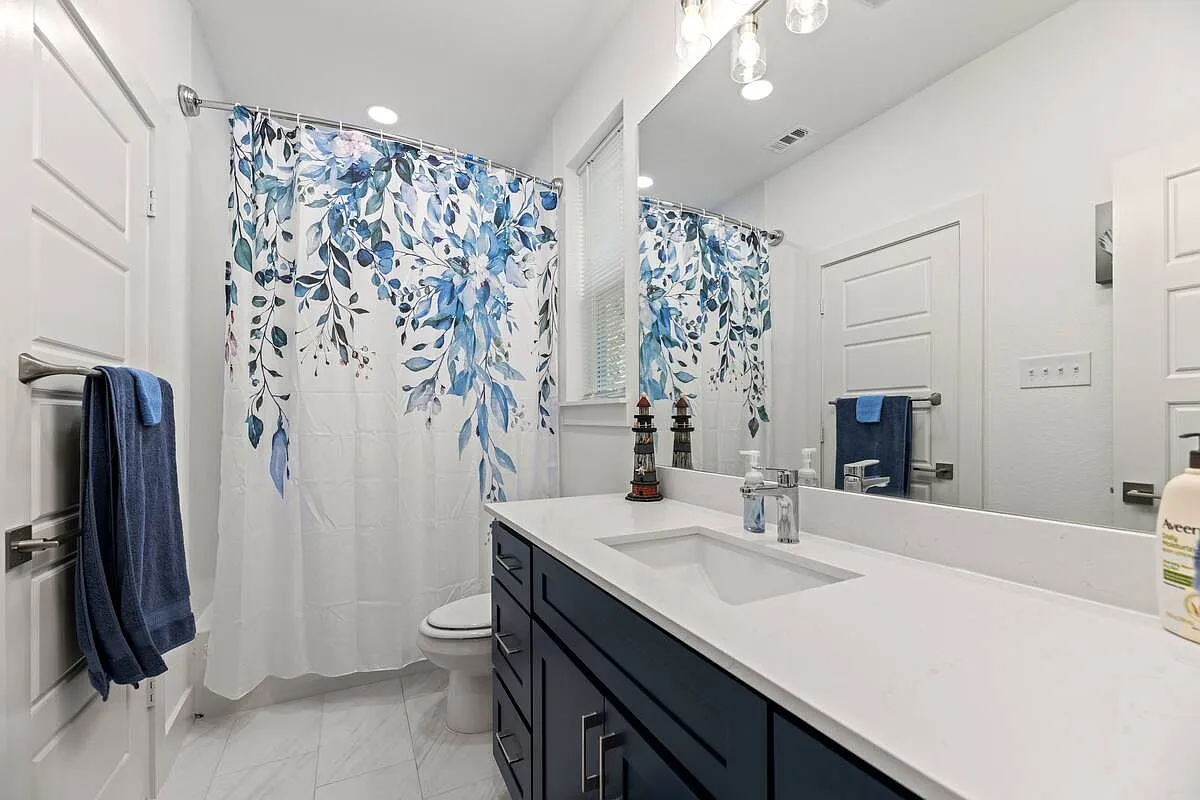 3 bed, 2.5 bath, 2038 sqft, $3,595 — Photo 2