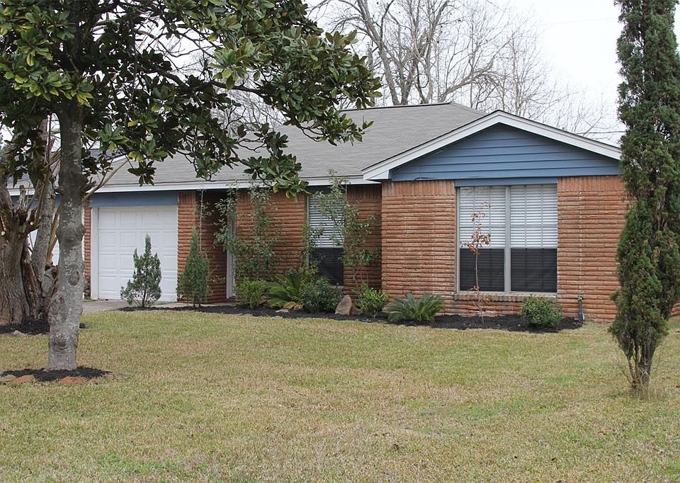 Welcome to 200 Grantham in the Glen Arbor subdivision!