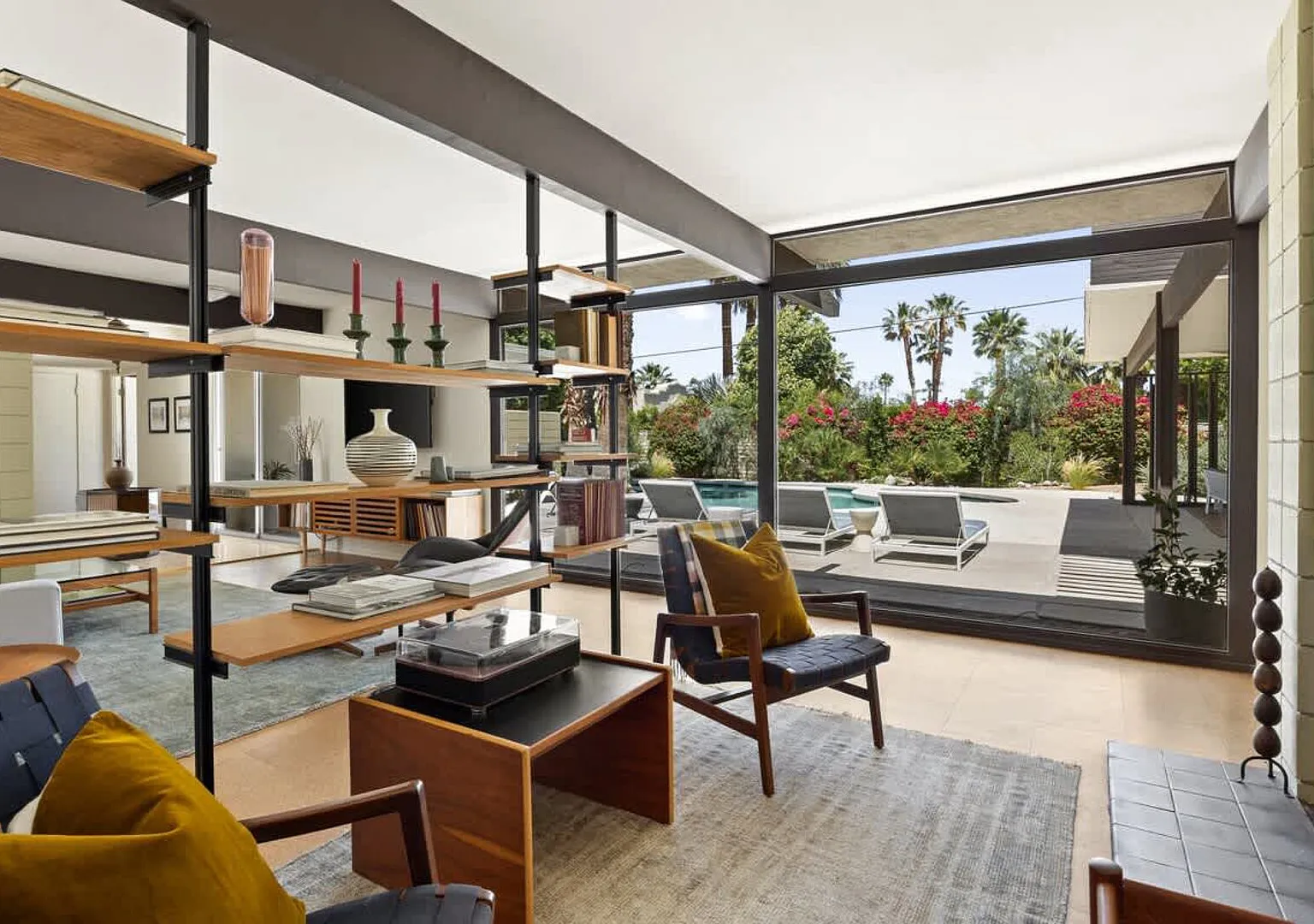 Mid-Century Villa w/ Pool, Near El Paseo Shopping — Photo 2