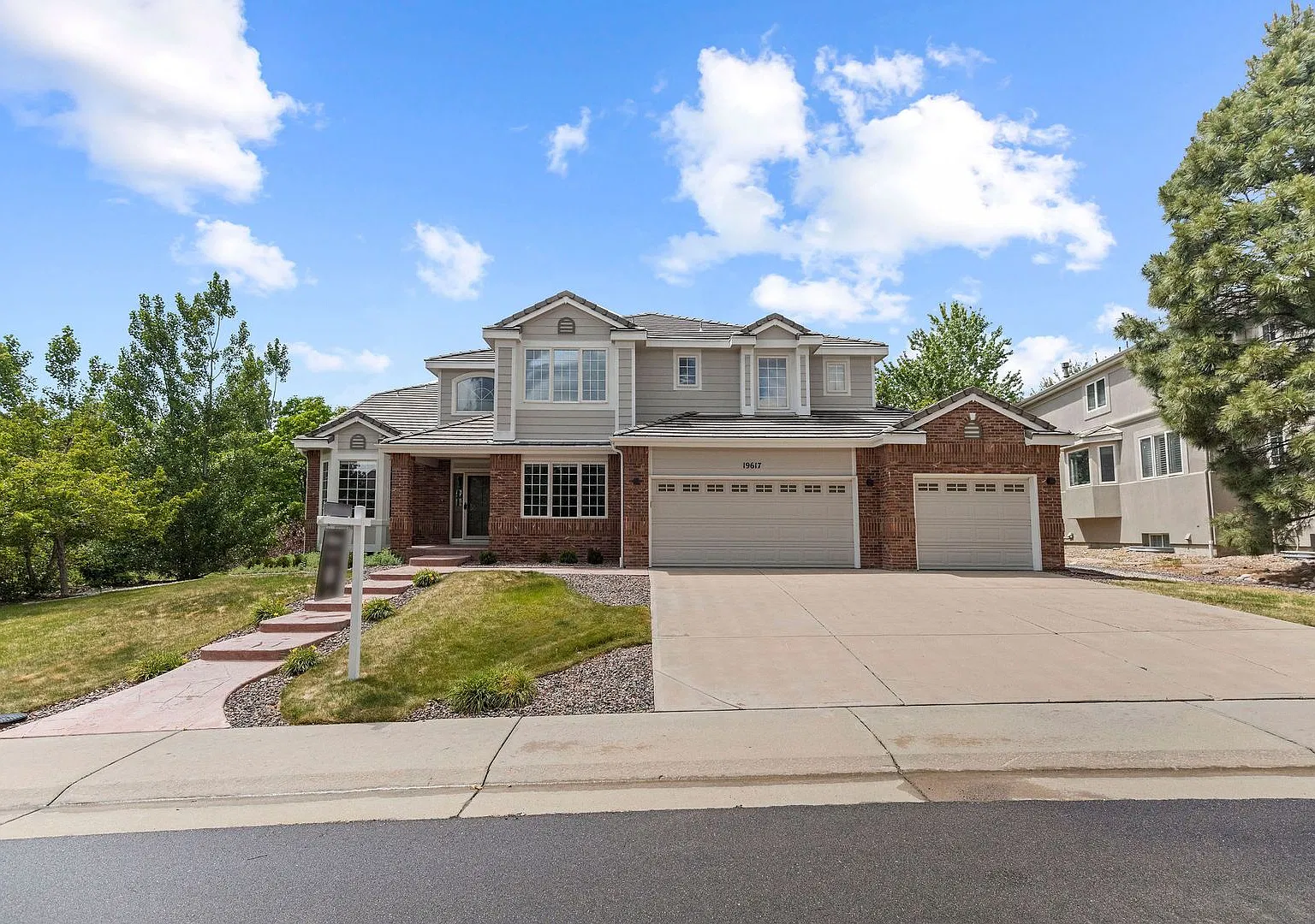 Available NOW - Amazing 5 bedroom 5 bathroom SFH in Tuscany South! — Photo 2