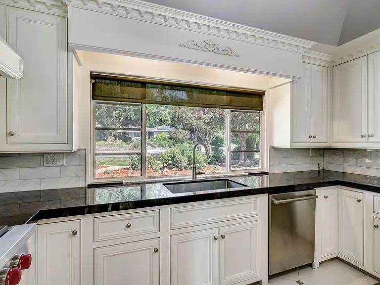 1710 Country Club Dr — Photo 10