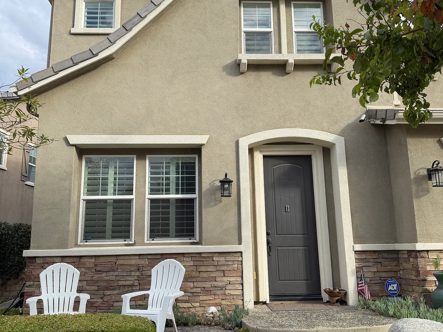 6 bed, 4.5 bath, 3572 sqft, $6,300 — Photo 2