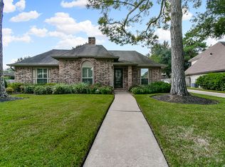 15823 Knoll Lake Dr, Houston, TX 77095
