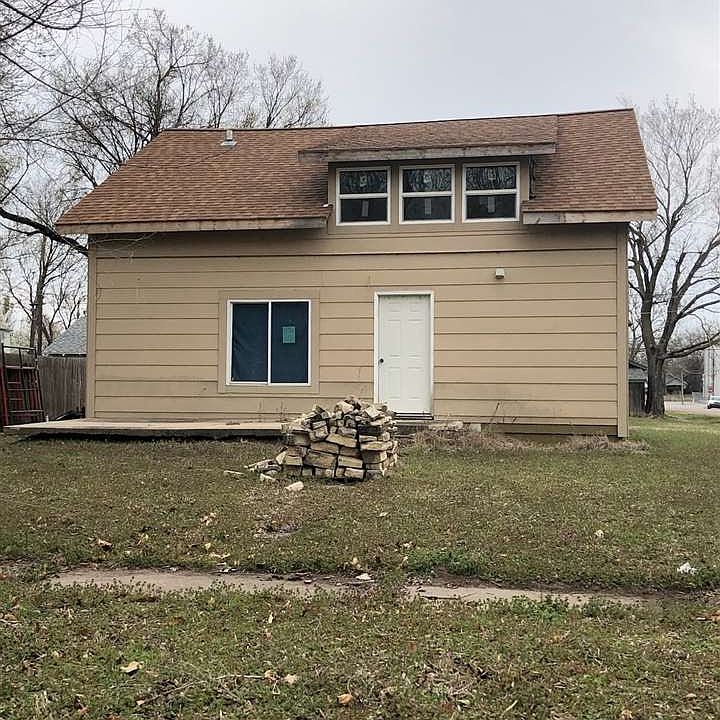 1st image of 924 S 2nd St